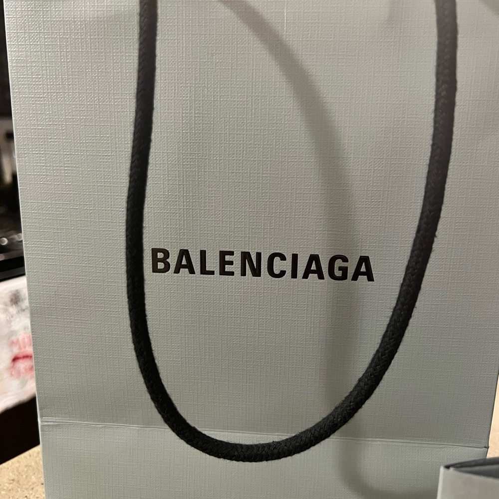 Balenciaga wallet and lanyard. Purchased Sept 2022 and have never used it - Picture 4 of 6